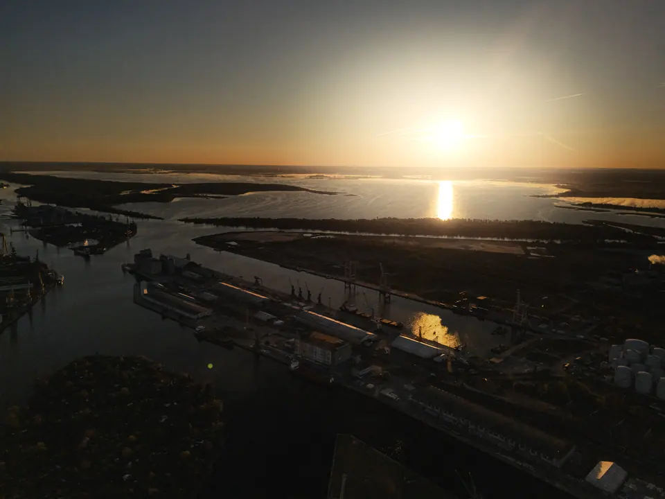 Odra o wschodzie słońca – Szczecin z drona, wschód słońca nad Odrą i Wałami Chrobrego, Łasztownia, Szczecin