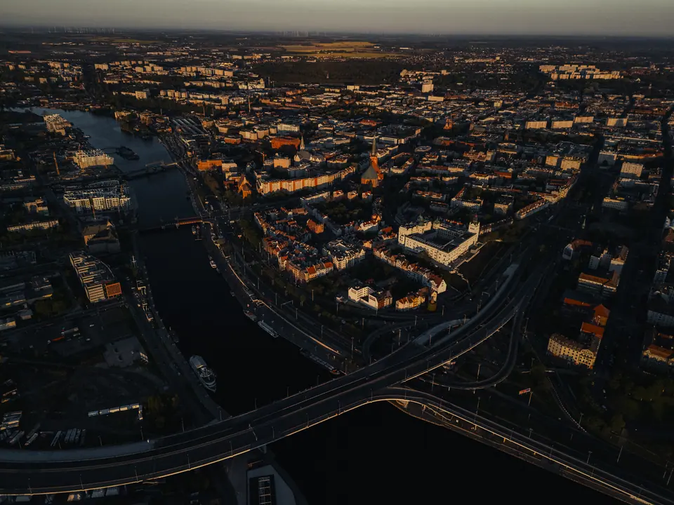 Panorama Szczecina z drona – Szczecin z drona, wschód słońca nad Odrą i Wałami Chrobrego, Łasztownia, Szczecin