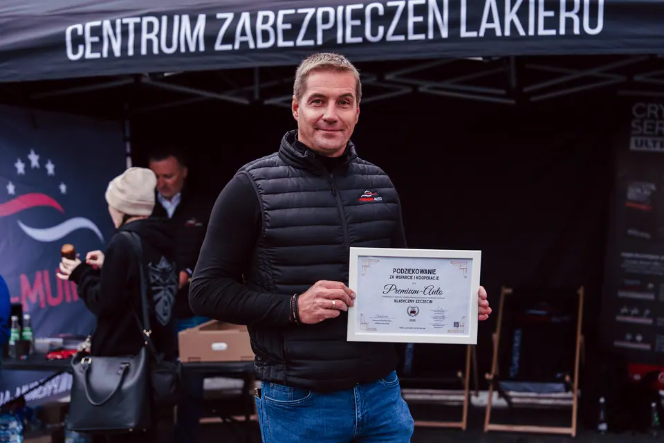Wręczenie certyfikatu – zlot Klasyczny Szczecin – zakończenie sezonu 2025, stoisko i zespół Premium-Auto, Łasztownia, Szczecin