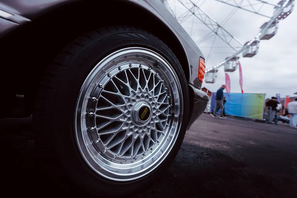 Felga BBS, w tle dźwigi: zlot Klasyczny Szczecin – zakończenie sezonu 2025, stoisko i zespół Premium-Auto. Studio Premium-Auto w Szczecinie, ok. 22 km od miejscowości Goleniów