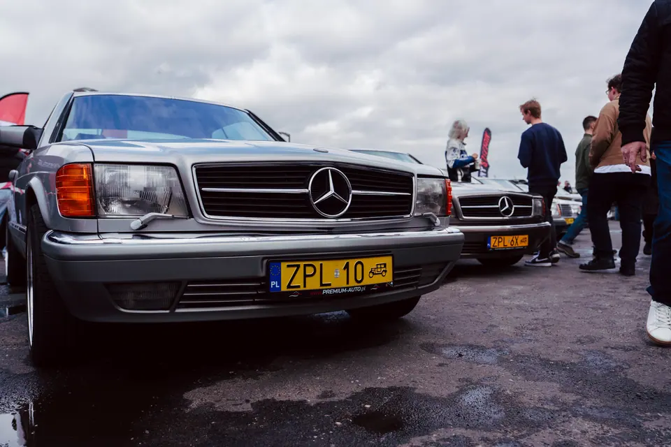 W126 SEC z tablicą ZPL: zlot Klasyczny Szczecin – zakończenie sezonu 2025, stoisko i zespół Premium-Auto. Studio Premium-Auto w Szczecinie, ok. 25 km od miejscowości Police