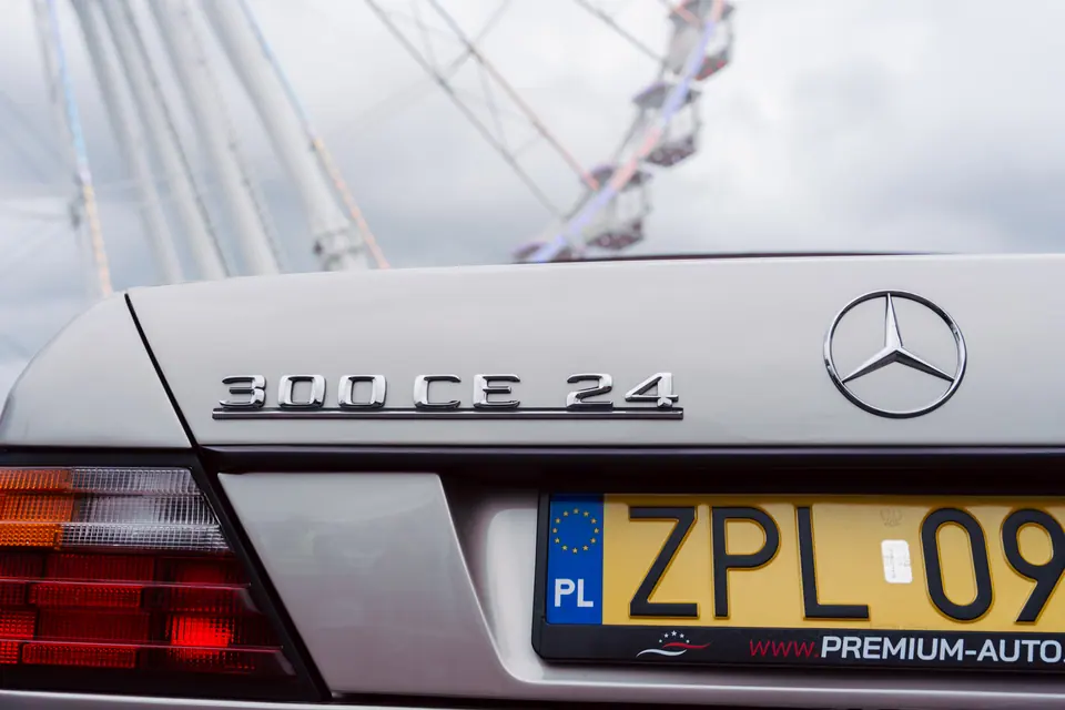 Mercedes 300 CE-24: zlot Klasyczny Szczecin – zakończenie sezonu 2025, stoisko i zespół Premium-Auto. Studio Premium-Auto w Szczecinie, ok. 31 km od miejscowości Stargard