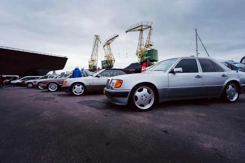 W124 na Łasztowni: zlot Klasyczny Szczecin – zakończenie sezonu 2025, stoisko i zespół Premium-Auto. Studio Premium-Auto w Szczecinie, ok. 30 km od miejscowości Gryfino