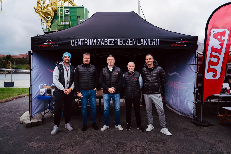 Zespół Premium-Auto przed namiotem – zlot Klasyczny Szczecin – zakończenie sezonu 2025, stoisko i zespół Premium-Auto, Łasztownia, Szczecin