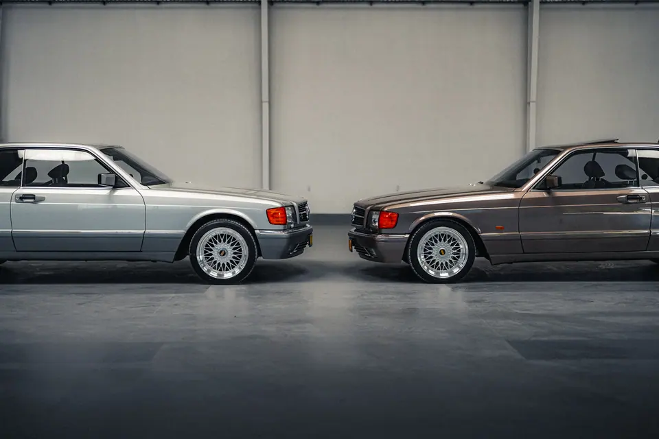 Dwa W126 SEC od przodu – klasyczne Mercedesy W124 Cabrio i W126 SEC, detailing klasyków, hala Premium-Auto Szczecin