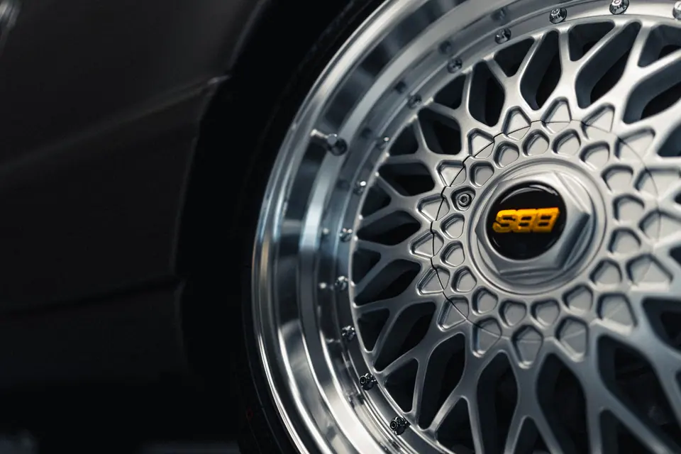 Detal felgi BBS – klasyczne Mercedesy W124 Cabrio i W126 SEC, detailing klasyków, hala Premium-Auto Szczecin