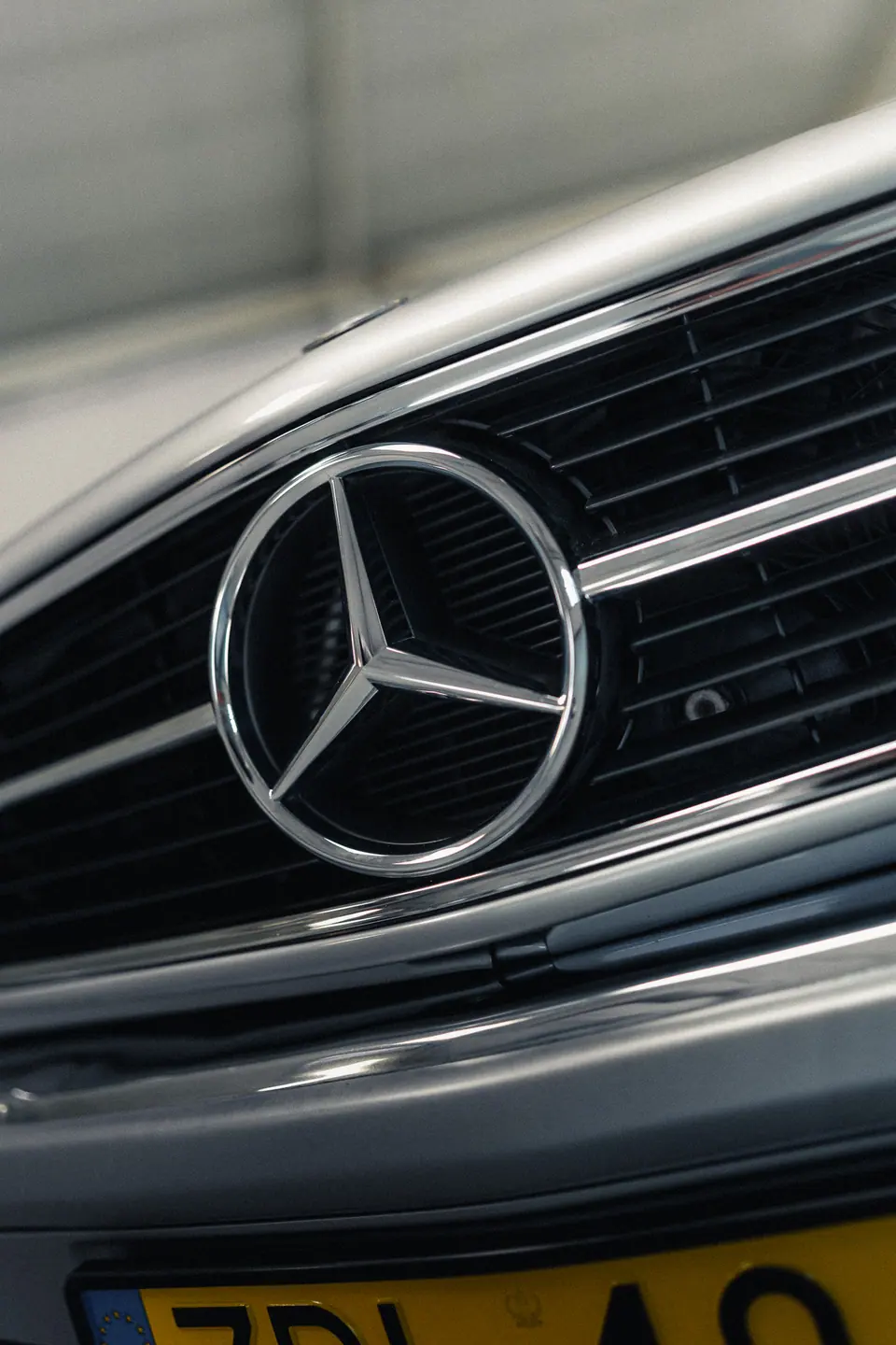 Gwiazda na grillu – klasyczne Mercedesy W124 Cabrio i W126 SEC, detailing klasyków, hala Premium-Auto Szczecin