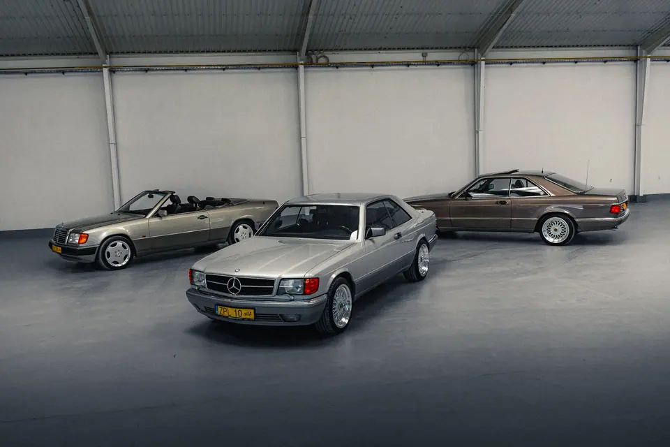 Trzy klasyczne Mercedesy w hali – klasyczne Mercedesy W124 Cabrio i W126 SEC, detailing klasyków, hala Premium-Auto Szczecin