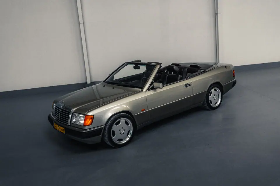 W124 Cabrio z boku – klasyczne Mercedesy W124 Cabrio i W126 SEC, detailing klasyków, hala Premium-Auto Szczecin
