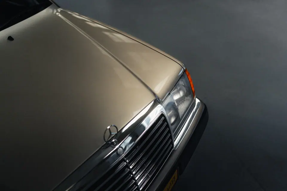 Maska W124 – klasyczne Mercedesy W124 Cabrio i W126 SEC, detailing klasyków, hala Premium-Auto Szczecin