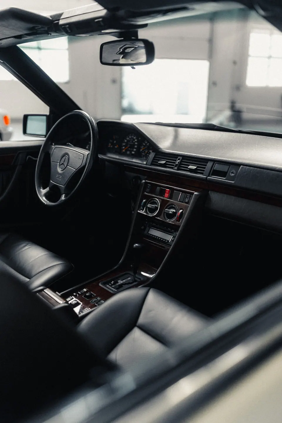 Wnętrze W124 – klasyczne Mercedesy W124 Cabrio i W126 SEC, detailing klasyków, hala Premium-Auto Szczecin