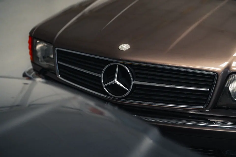 Maska W126 z gwiazdą – klasyczne Mercedesy W124 Cabrio i W126 SEC, detailing klasyków, hala Premium-Auto Szczecin