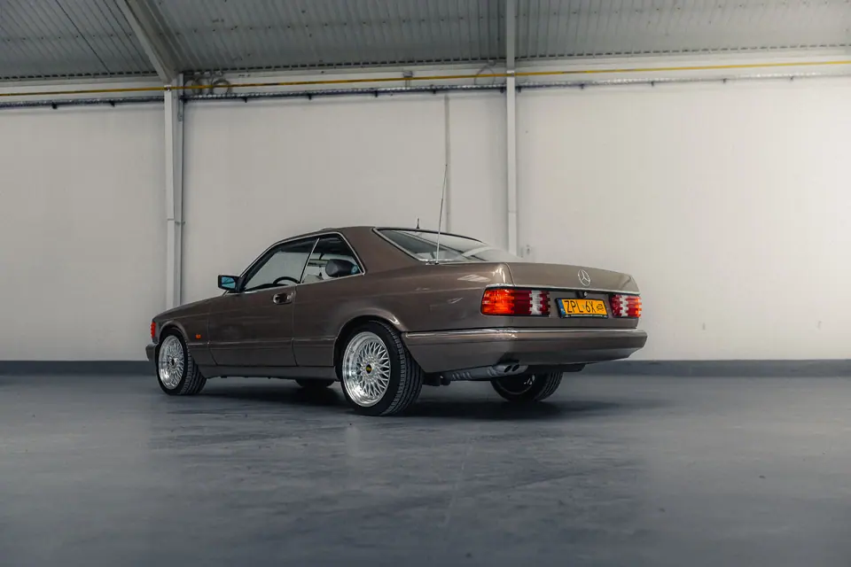 Brązowy W126 SEC z boku – klasyczne Mercedesy W124 Cabrio i W126 SEC, detailing klasyków, hala Premium-Auto Szczecin