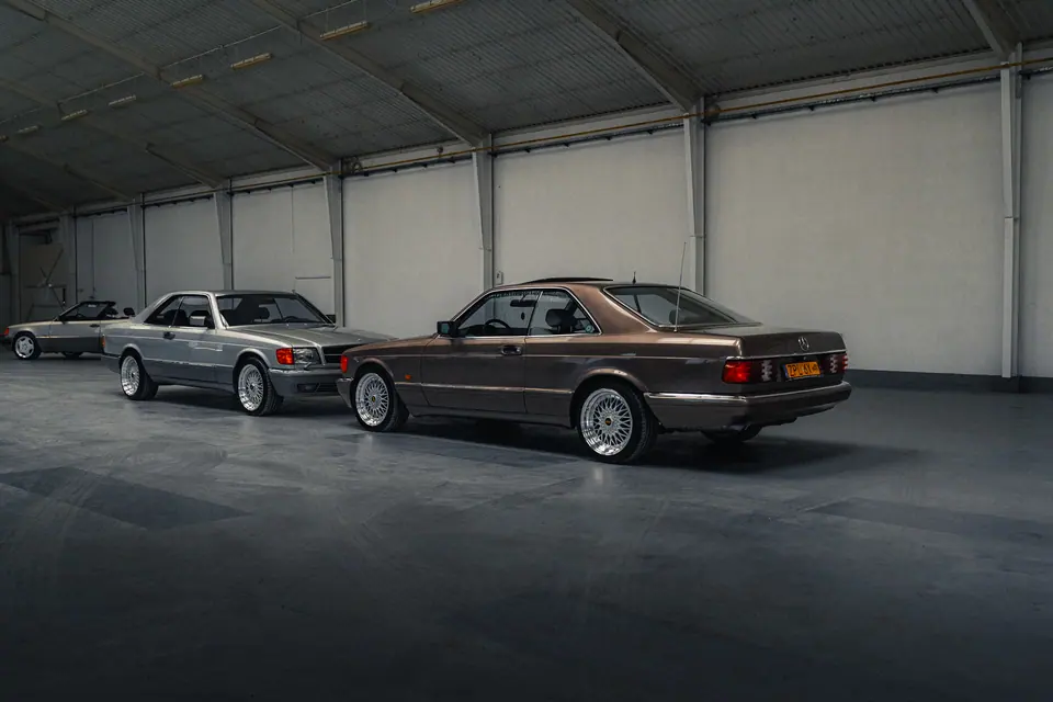 Brązowy W126 SEC od tyłu – klasyczne Mercedesy W124 Cabrio i W126 SEC, detailing klasyków, hala Premium-Auto Szczecin