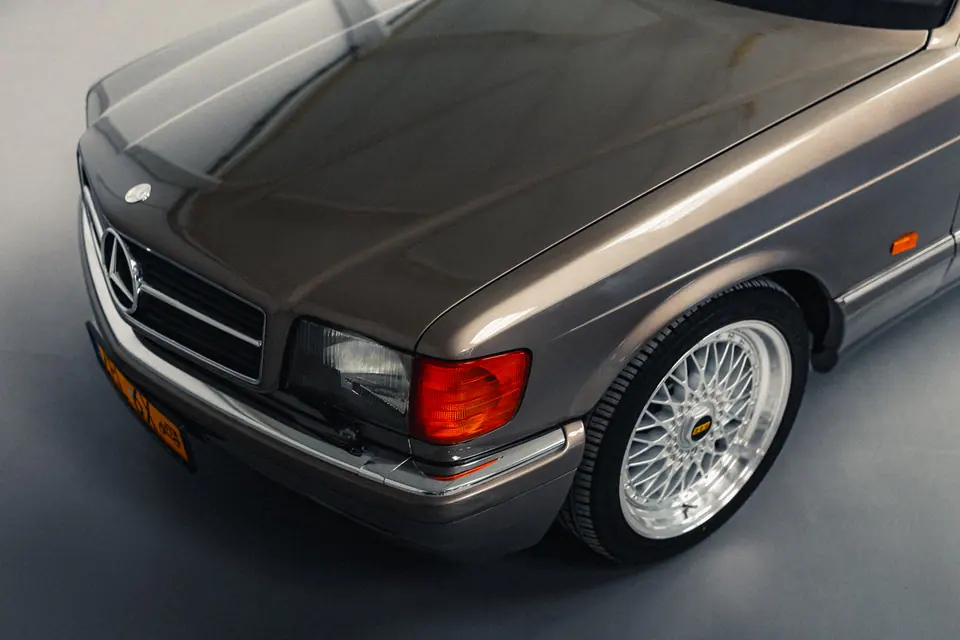 W126 SEC od przodu – klasyczne Mercedesy W124 Cabrio i W126 SEC, detailing klasyków, hala Premium-Auto Szczecin