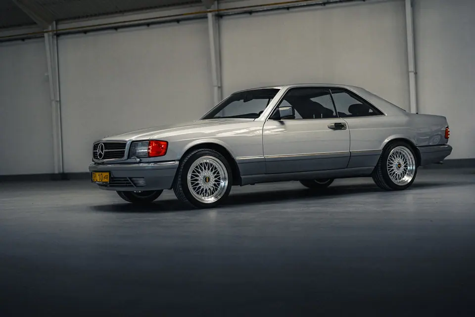 Srebrny W126 SEC: klasyczne Mercedesy W124 Cabrio i W126 SEC, detailing klasyków. Studio Premium-Auto w Szczecinie, ok. 25 km od miejscowości Police