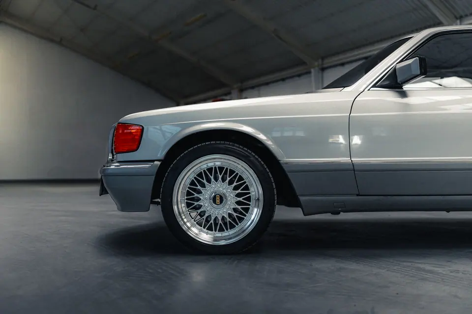 Srebrny W126 SEC z boku – klasyczne Mercedesy W124 Cabrio i W126 SEC, detailing klasyków, hala Premium-Auto Szczecin