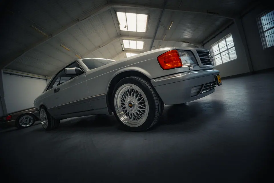 W126 SEC od tyłu pod kątem – klasyczne Mercedesy W124 Cabrio i W126 SEC, detailing klasyków, hala Premium-Auto Szczecin