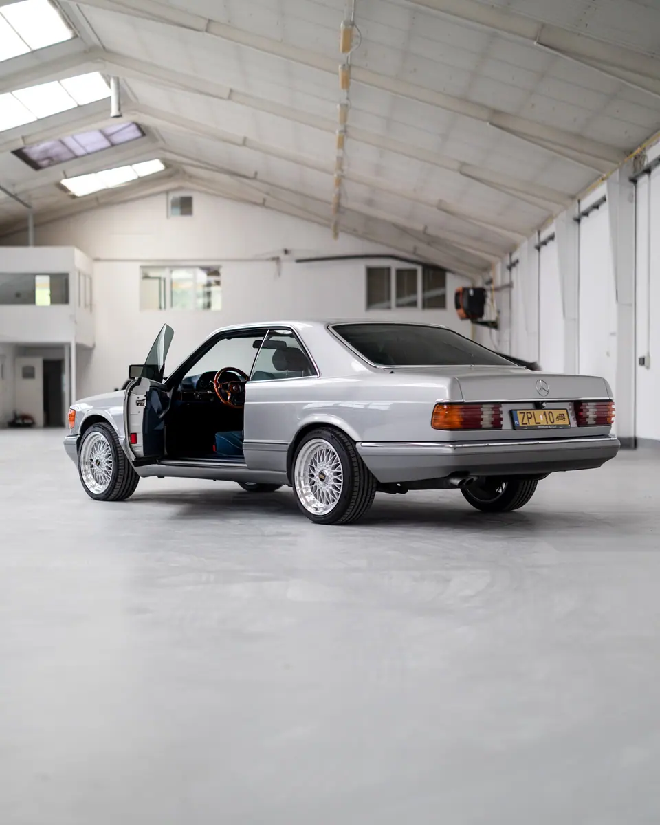 W126 SEC z otwartymi drzwiami w hali – Mercedes W126 SEC i klasa E, detailing, hala Premium-Auto Szczecin