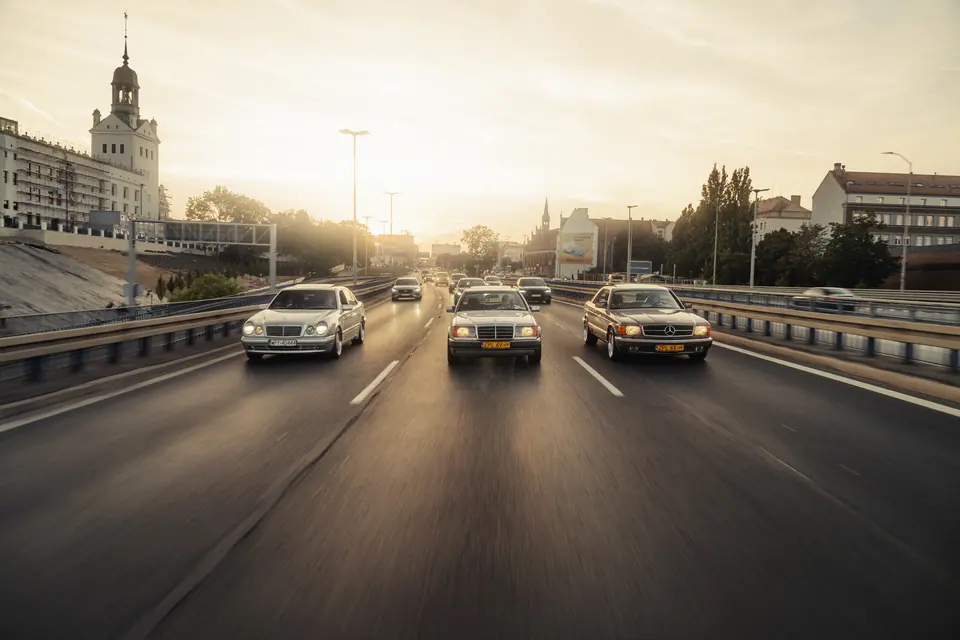 Kolumna Mercedesów w Szczecinie – klasyczne Mercedesy W124 i W126, zlot Mercedes Gang 2024, Szczecin
