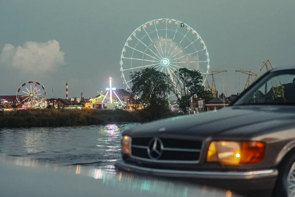 W126 SEC na Łasztowni nocą – klasyczne Mercedesy W124 i W126, zlot Mercedes Gang 2024, Szczecin