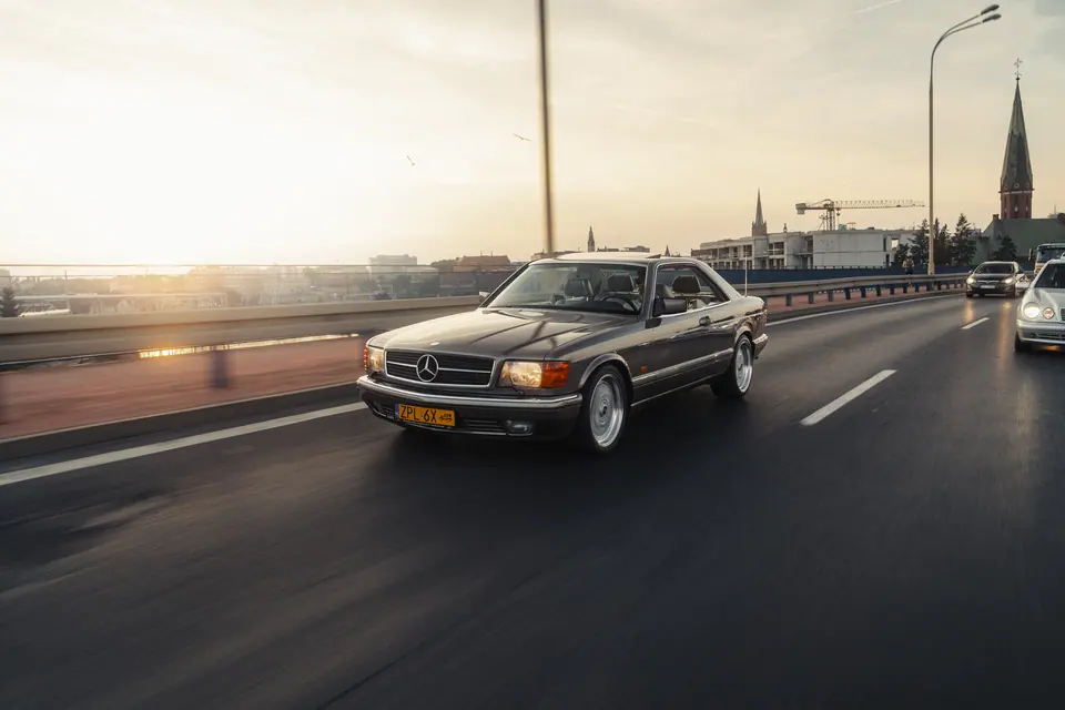 W126 SEC na moście o zachodzie – klasyczne Mercedesy W124 i W126, zlot Mercedes Gang 2024, Szczecin