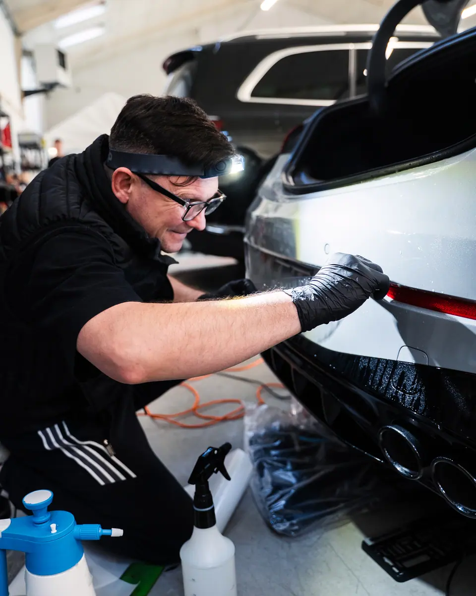 Aplikacja folii PPF z tyłu auta – auto klienta, aplikacja folii PPF, studio Premium-Auto Szczecin