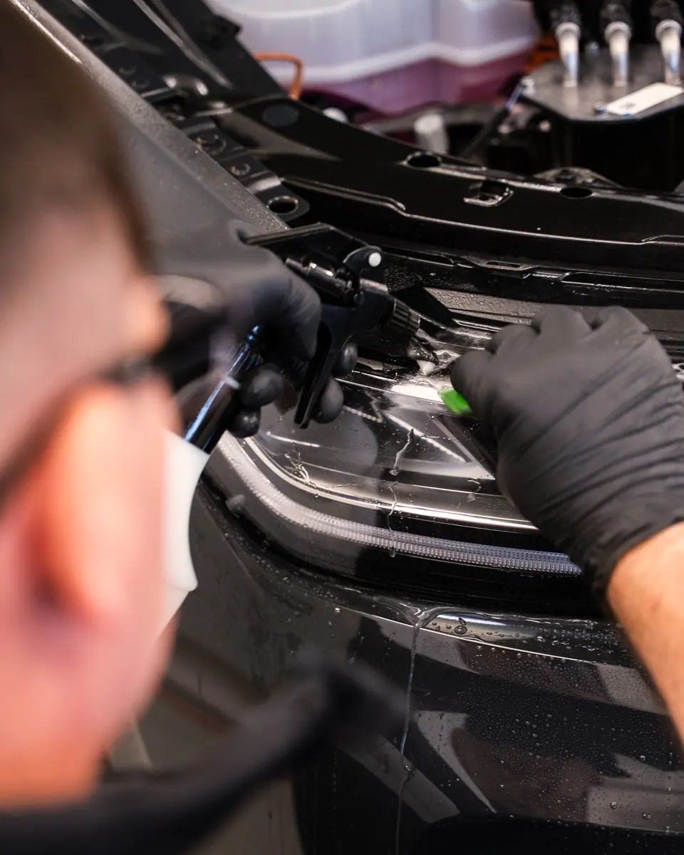 Aplikacja folii PPF na reflektorze – auto klienta, aplikacja folii PPF, studio Premium-Auto Szczecin
