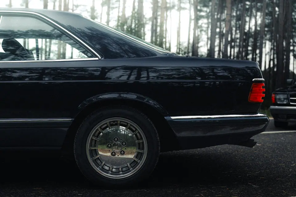 Mercedes 560 SEC z boku – Mercedesy W126 SEC, przejazd SEC Gang 2025, województwo zachodniopomorskie