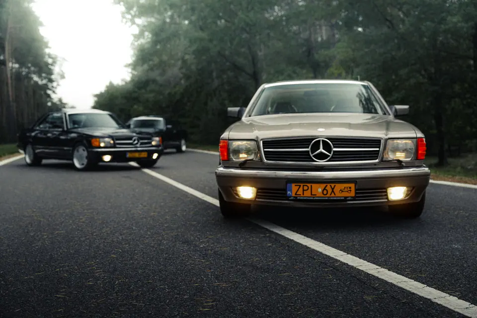 Dwa SEC na drodze – Mercedesy W126 SEC, przejazd SEC Gang 2025, województwo zachodniopomorskie