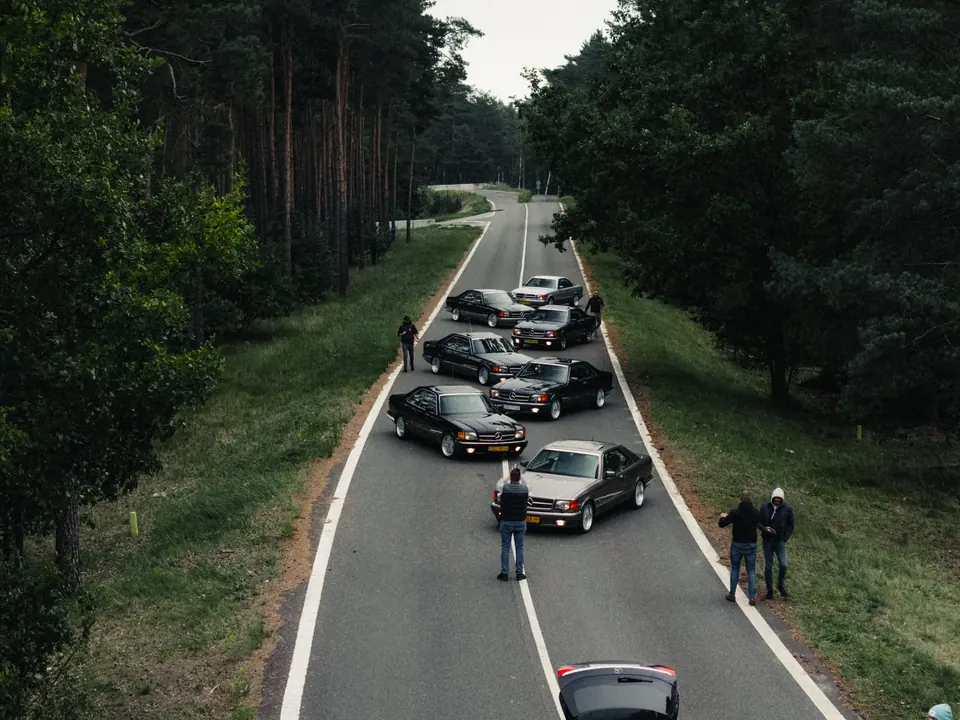 Kolumna W126 SEC w lesie z drona – Mercedesy W126 SEC, przejazd SEC Gang 2025, województwo zachodniopomorskie