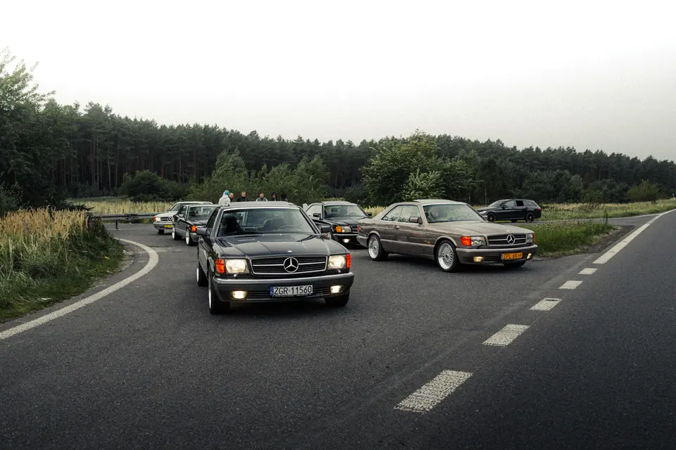 Kolumna SEC na zakręcie – Mercedesy W126 SEC, przejazd SEC Gang 2025, województwo zachodniopomorskie