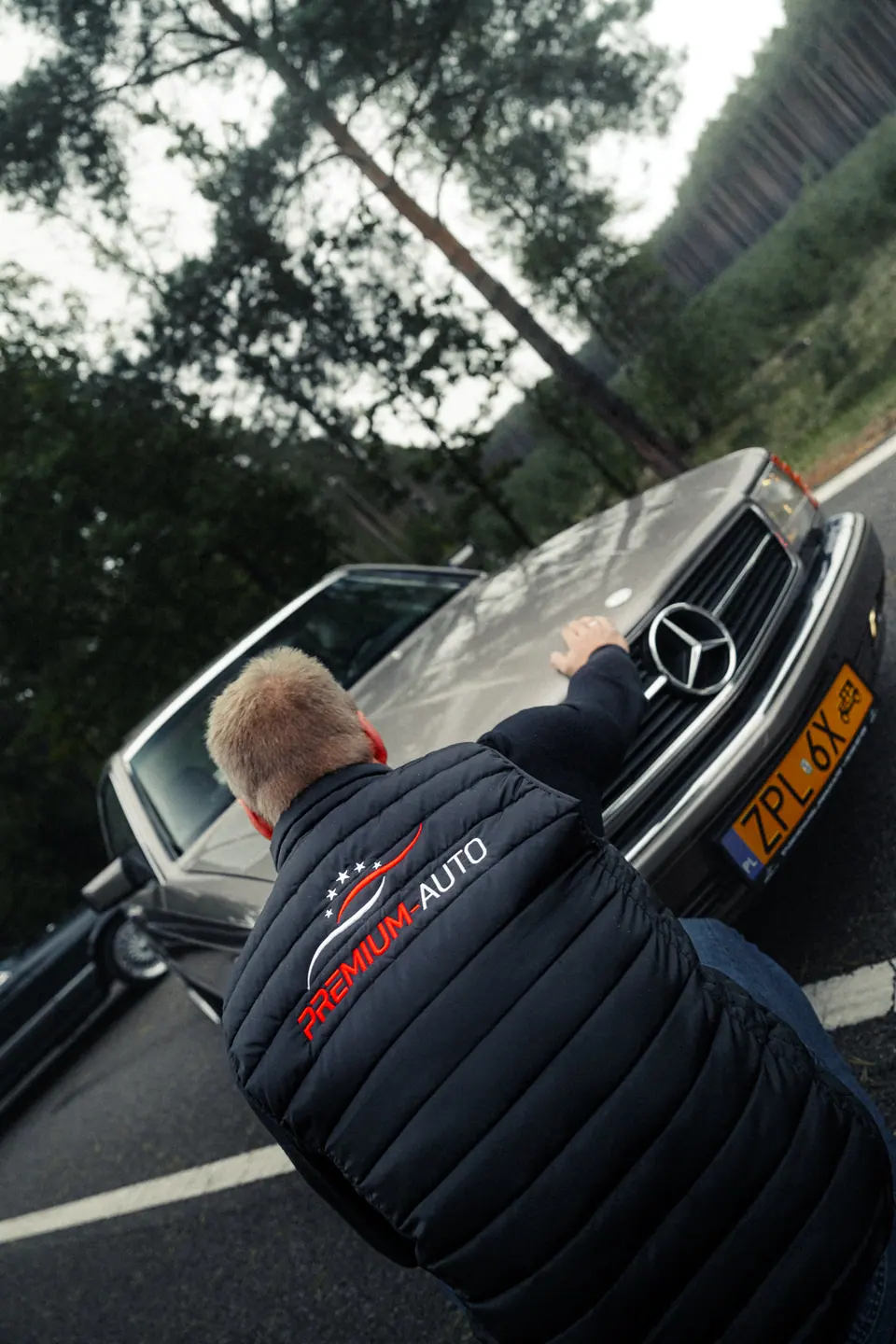 Kurtka Premium-Auto przy SEC – Mercedesy W126 SEC, przejazd SEC Gang 2025, województwo zachodniopomorskie