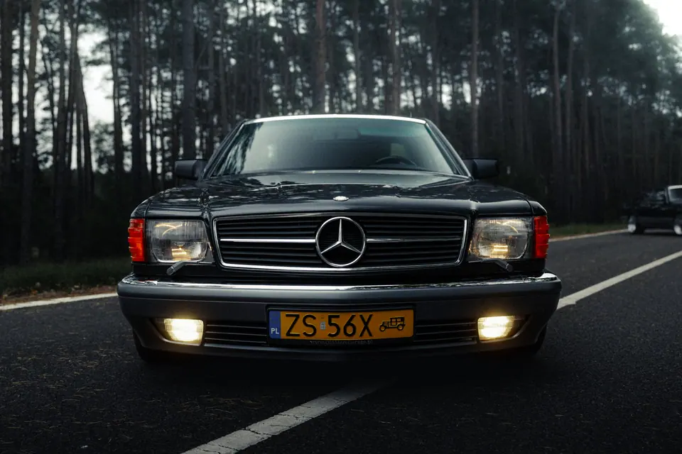 Czarny SEC od przodu na drodze – Mercedesy W126 SEC, przejazd SEC Gang 2025, województwo zachodniopomorskie