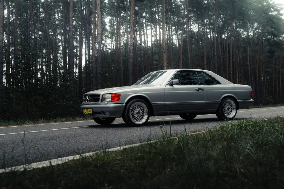 Srebrny SEC przy lesie – Mercedesy W126 SEC, przejazd SEC Gang 2025, województwo zachodniopomorskie