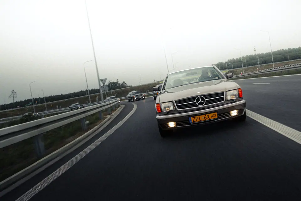 Złoty SEC na autostradzie – Mercedesy W126 SEC, przejazd SEC Gang 2025, województwo zachodniopomorskie