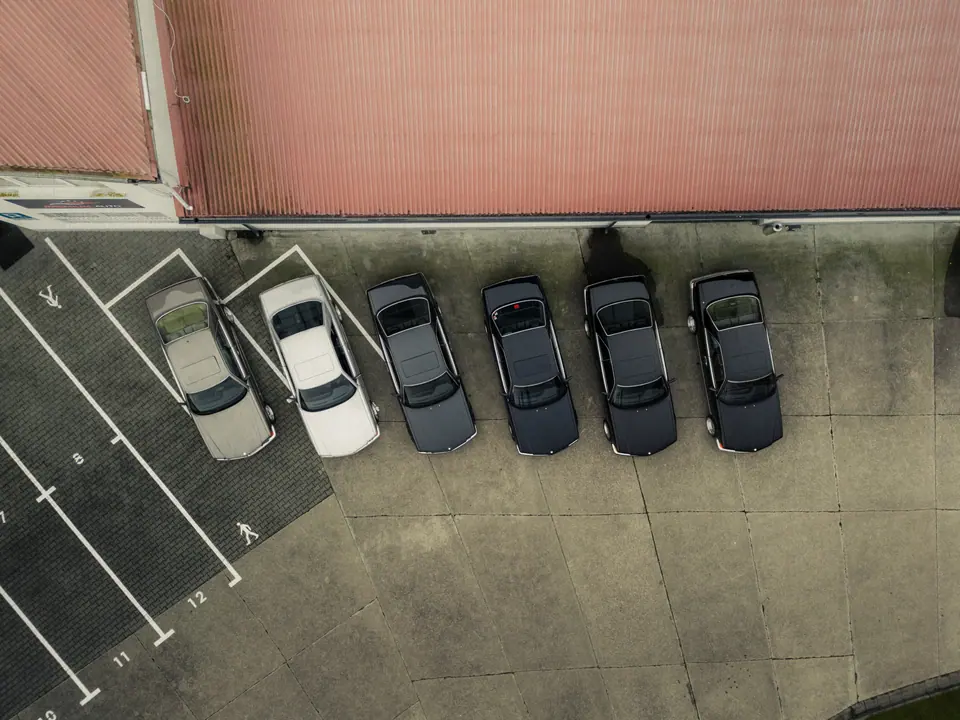Parking przed siedzibą z drona – Mercedesy W126 SEC, spotkanie SEC Gang, siedziba Premium-Auto, ul. Balińskiego 23A, Szczecin