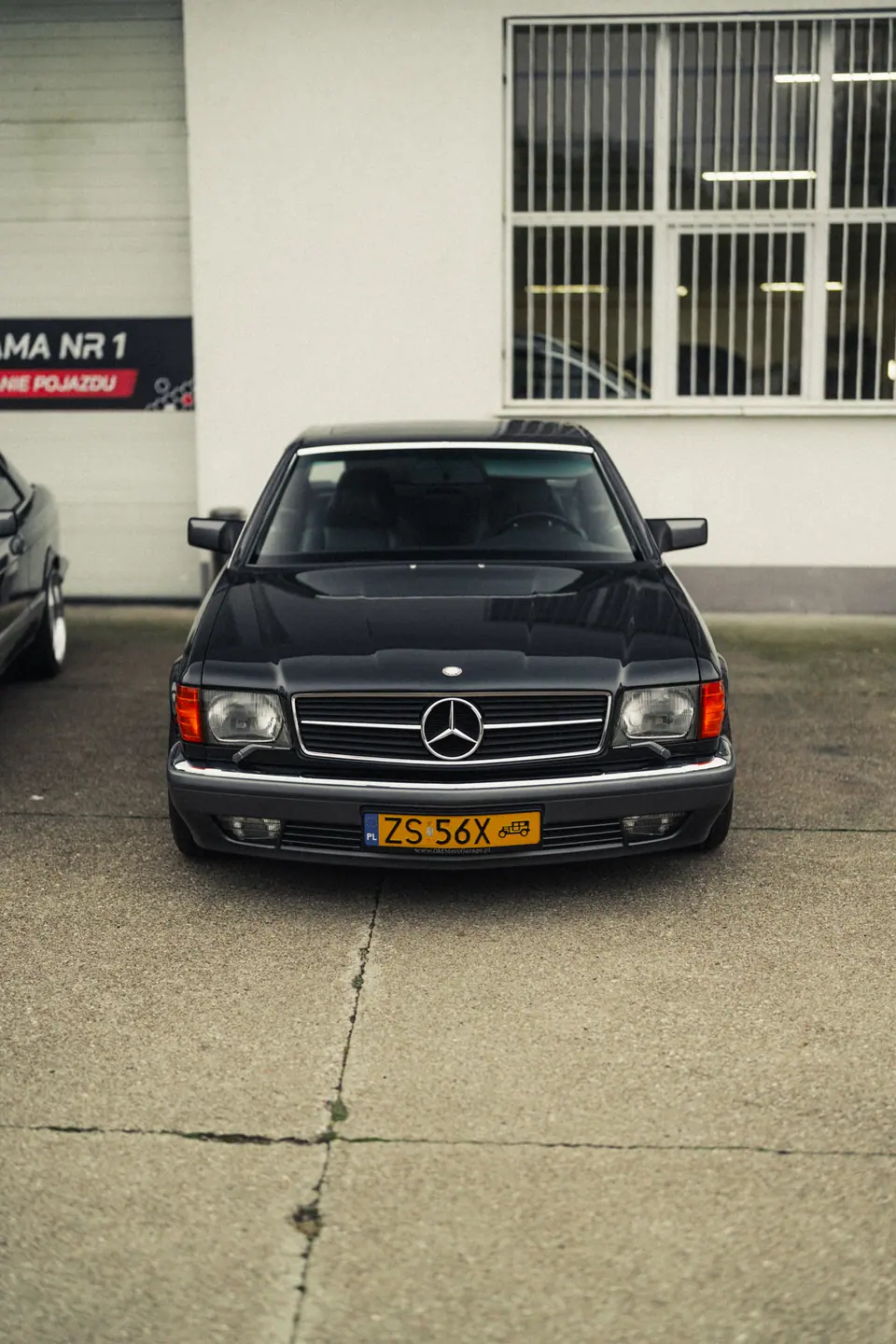 Czarny SEC przed bramą studia – Mercedesy W126 SEC, spotkanie SEC Gang, siedziba Premium-Auto, ul. Balińskiego 23A, Szczecin