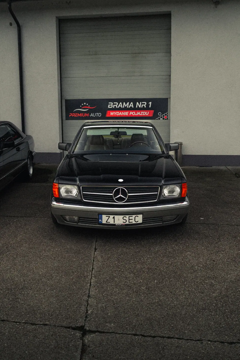 Czarny SEC przed Bramą nr 1 – Mercedesy W126 SEC, spotkanie SEC Gang, siedziba Premium-Auto, ul. Balińskiego 23A, Szczecin