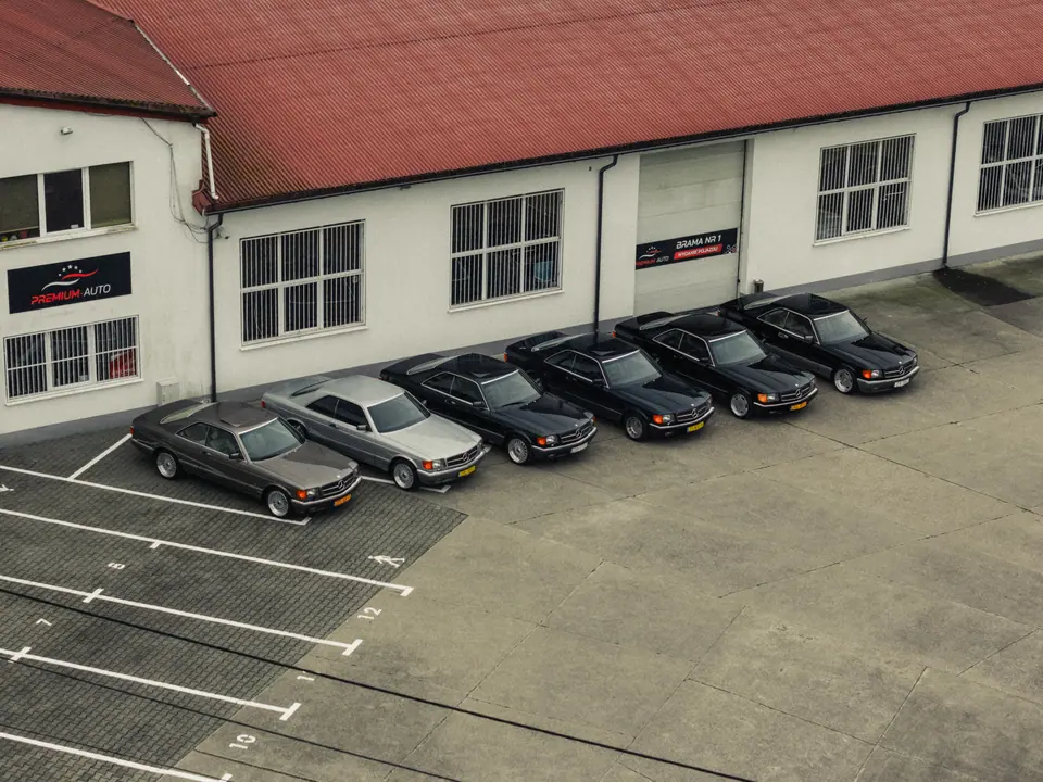 Siedziba Premium-Auto i rząd W126 SEC z drona – Mercedesy W126 SEC, spotkanie SEC Gang, siedziba Premium-Auto, ul. Balińskiego 23A, Szczecin