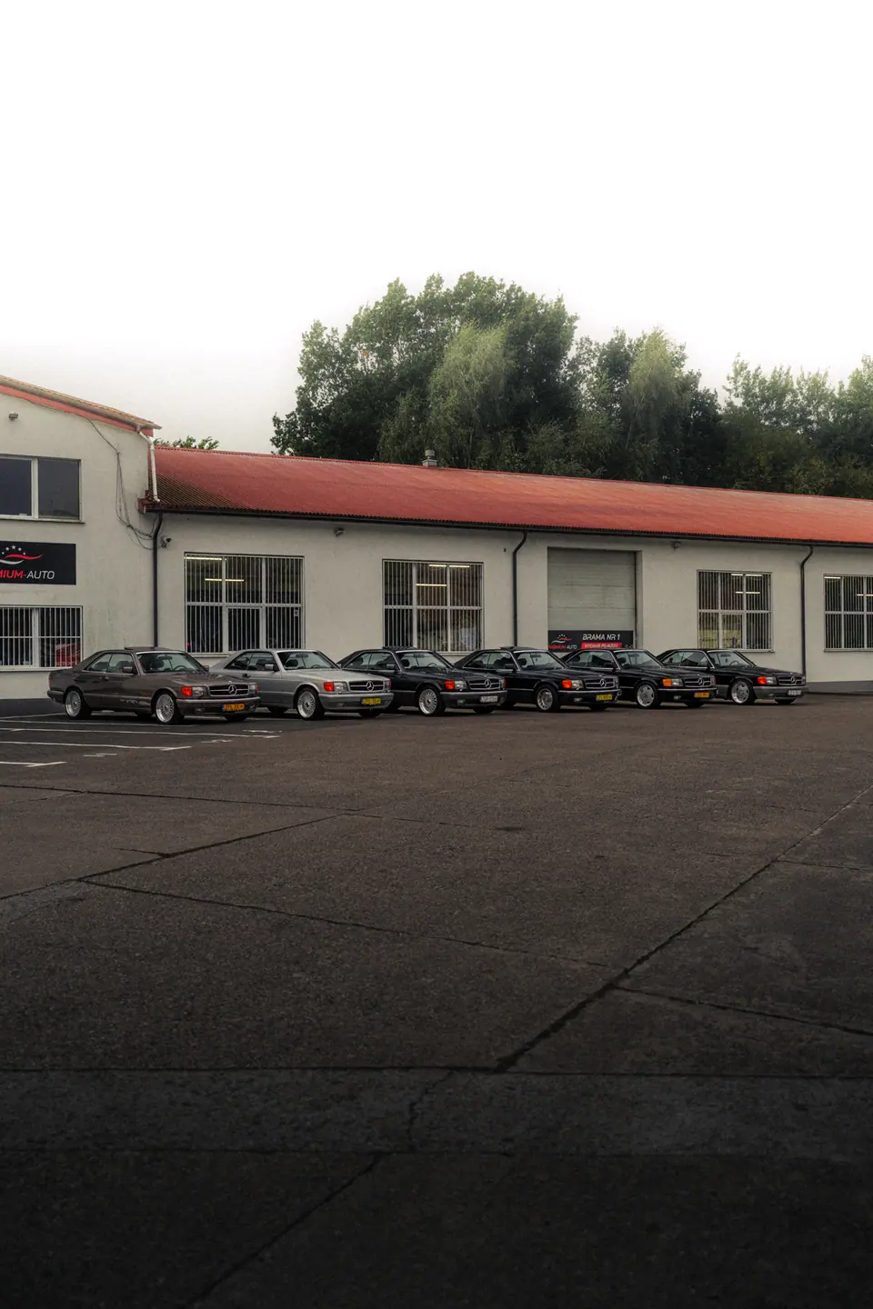 Rząd SEC przed siedzibą – Mercedesy W126 SEC, spotkanie SEC Gang, siedziba Premium-Auto, ul. Balińskiego 23A, Szczecin