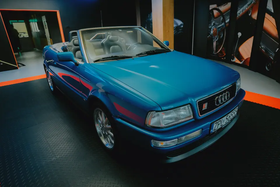 Audi 80 Cabrio z boku – Audi 80 Cabrio, detailing klasyka, showroom Premium-Auto Szczecin