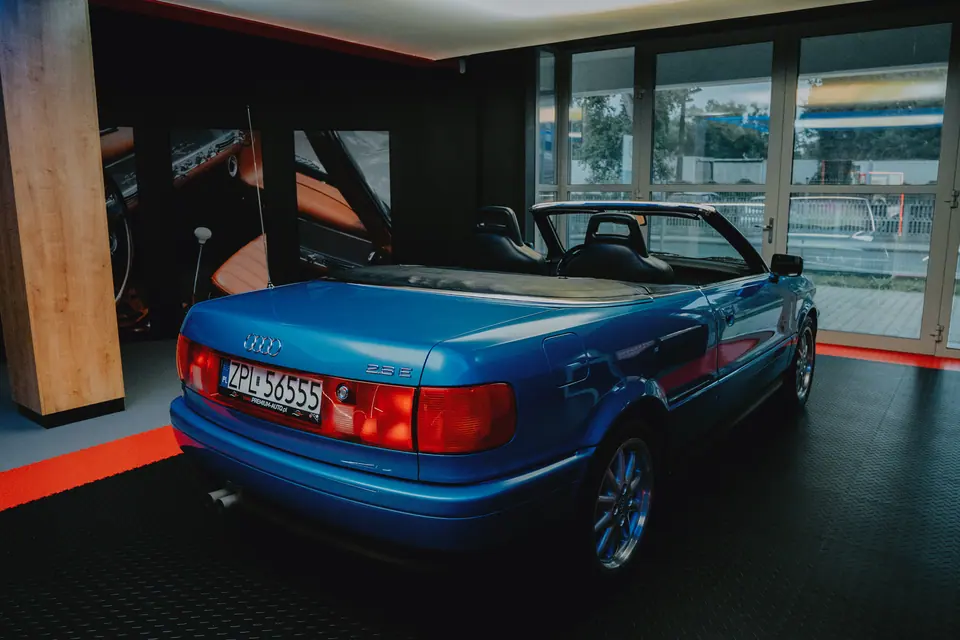 Audi 80 Cabrio w showroomie – Audi 80 Cabrio, detailing klasyka, showroom Premium-Auto Szczecin