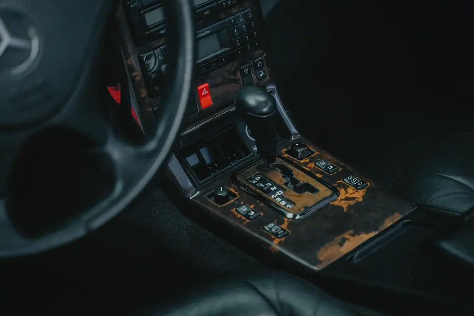 Zniszczona drewniana konsola SL – Mercedes SL R129, ocena stanu przed renowacją, showroom Premium-Auto Szczecin