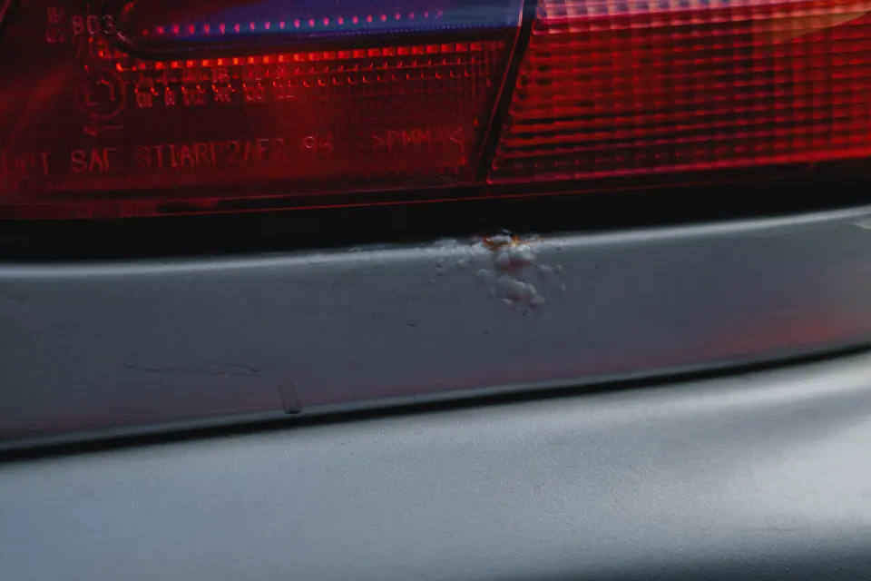 Zarysowana tylna lampa SL – Mercedes SL R129, ocena stanu przed renowacją, showroom Premium-Auto Szczecin