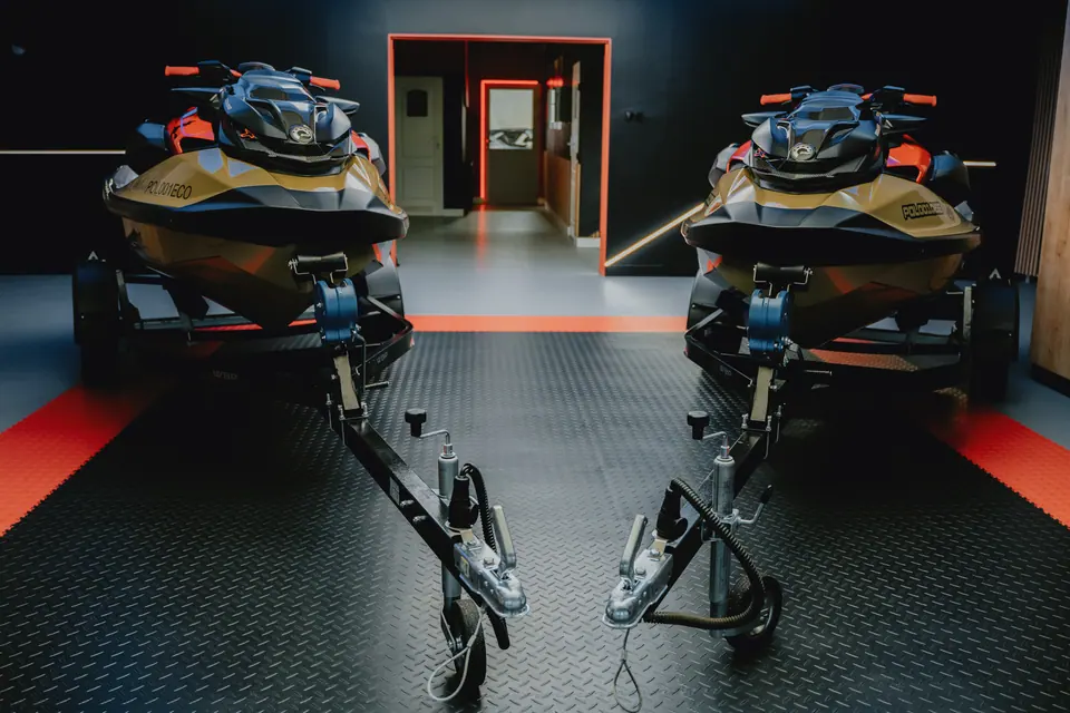 Dwa skutery w showroomie – skutery wodne Sea-Doo, detailing i zabezpieczenie, showroom Premium-Auto Szczecin