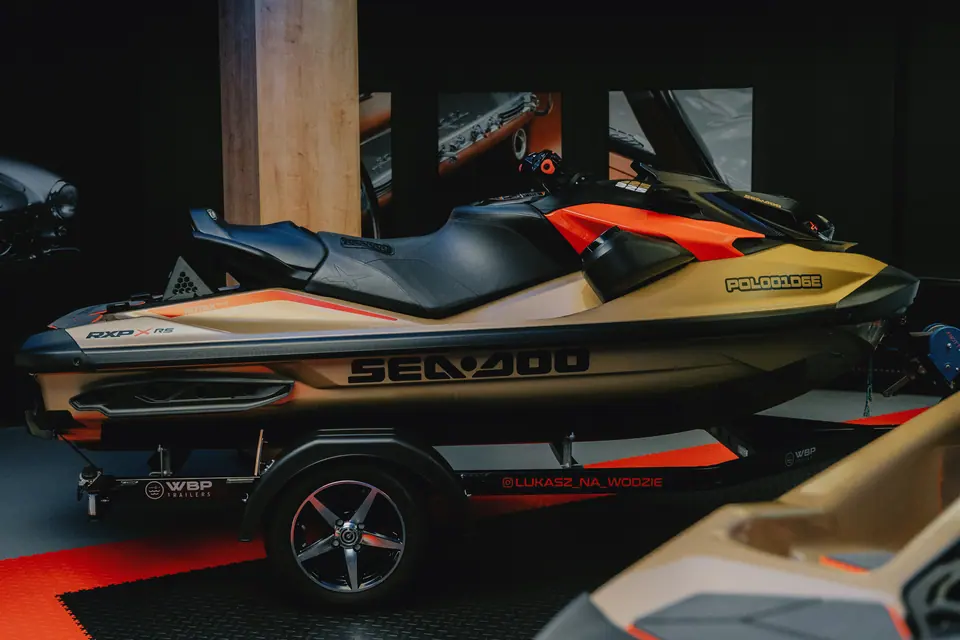 Sea-Doo z boku w całości – skutery wodne Sea-Doo, detailing i zabezpieczenie, showroom Premium-Auto Szczecin