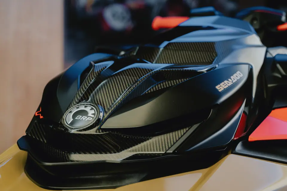 Karbonowa maska skutera – skutery wodne Sea-Doo, detailing i zabezpieczenie, showroom Premium-Auto Szczecin
