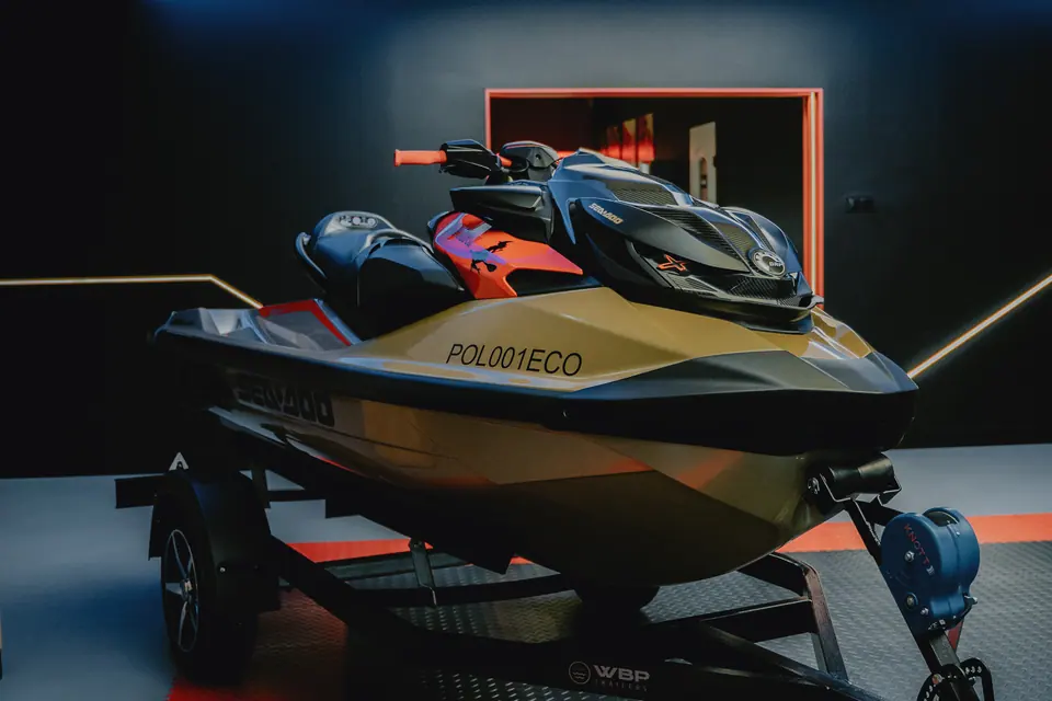 Sea-Doo na przyczepie w showroomie – skutery wodne Sea-Doo, detailing i zabezpieczenie, showroom Premium-Auto Szczecin