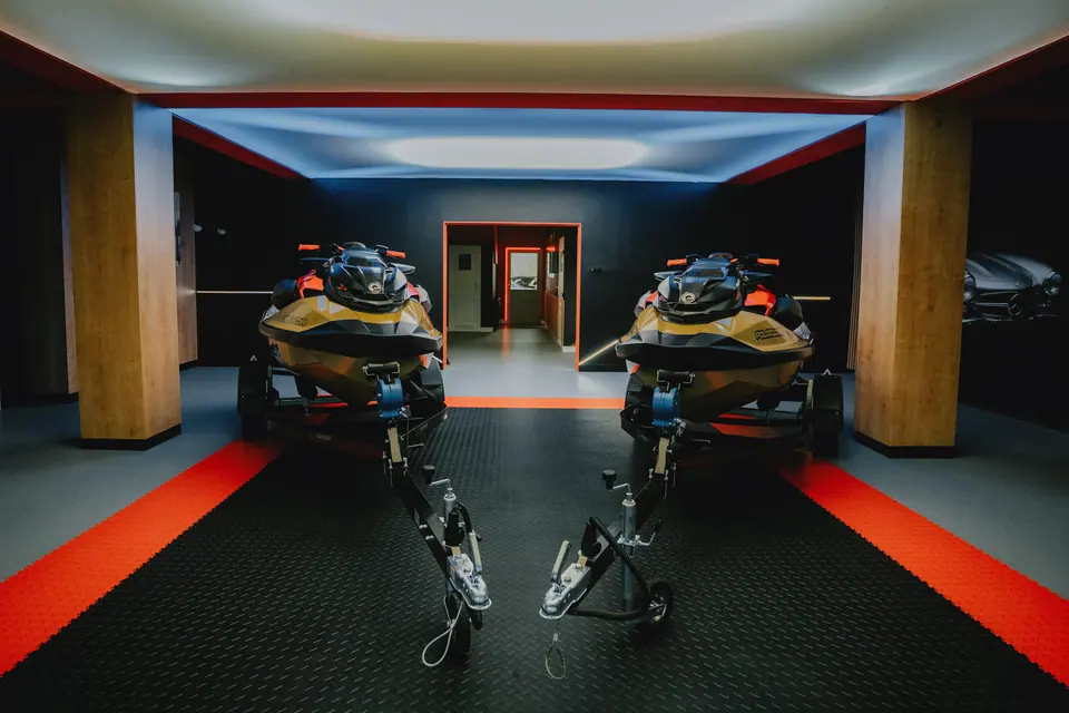 Skutery w showroomie, ujęcie 2 – skutery wodne Sea-Doo, detailing i zabezpieczenie, showroom Premium-Auto Szczecin